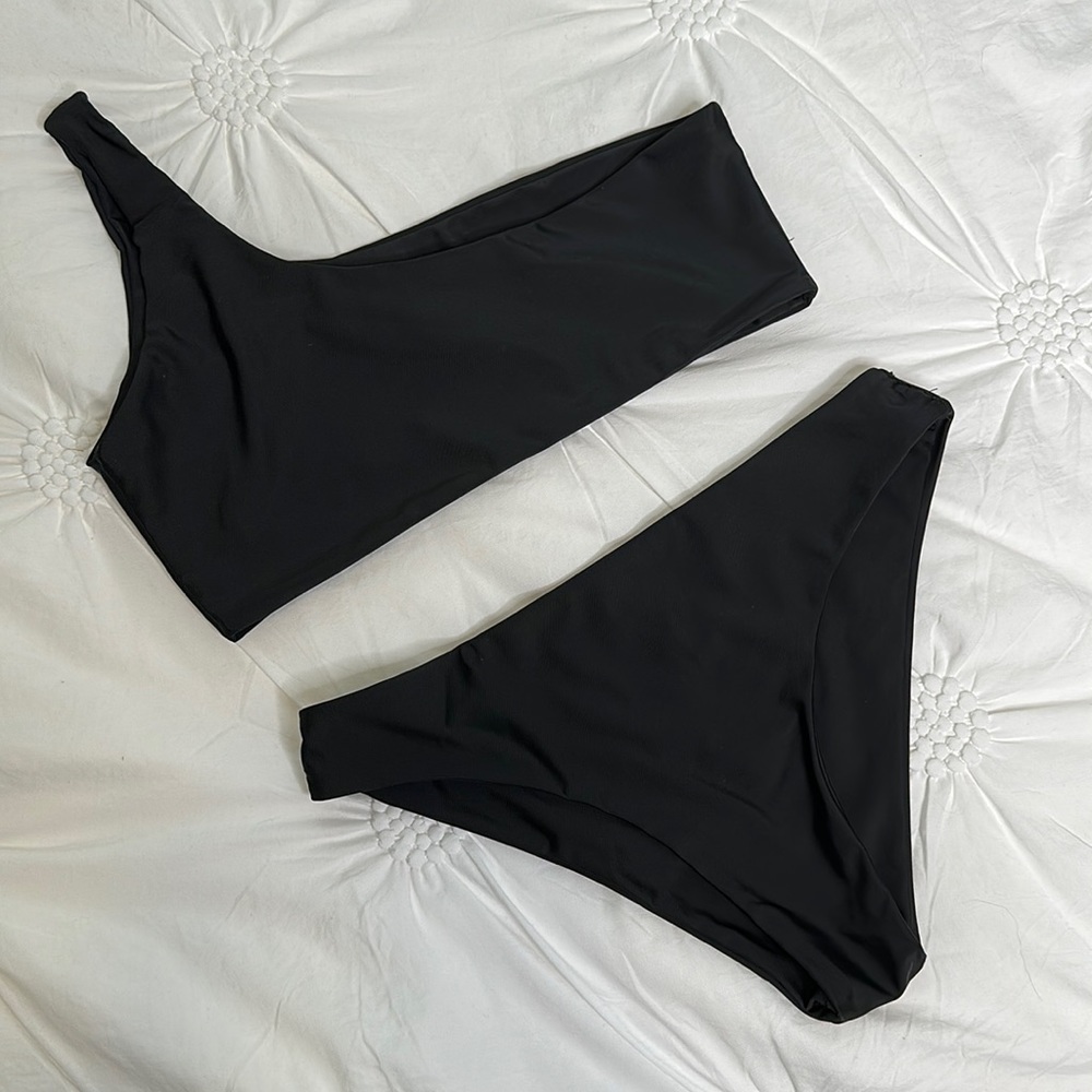 ✨3 for $35✨ Black One Shoulder Bikini